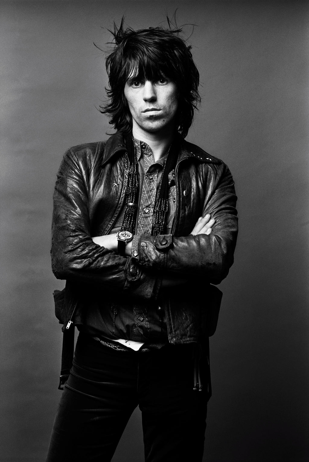 Black and white photo of Keith Richards with his arms crossed. Shot by Norman Seeff in 1972 in Los Angeles. 