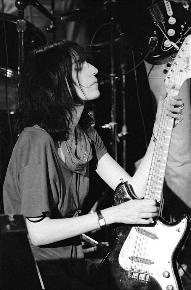 Patti Smith Plays Guitar, 1976 - LA MAISON REBELLE